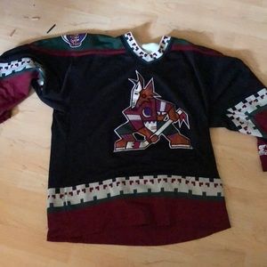 VINTAGE PHOENIX COYOTES JERSEY